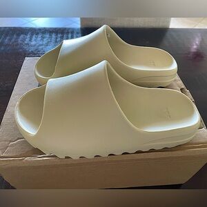 Yeezy Slides. Bone color. Size 7.